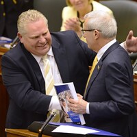 Deux hommes se serrent la main.