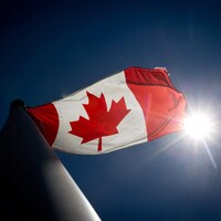 Un drapeau canadien flotte.