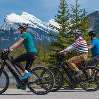 Gens qui font du vélo électrique à Banff.