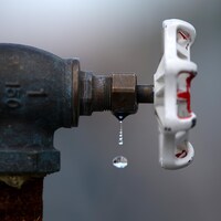 Une valve et une conduite d'eau