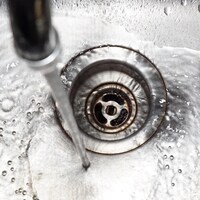 De l'eau potable coule du robinet
