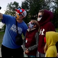 Une famille se prenne en photo avec des lunettes.