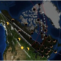 Carte du Canada montrant la zone d’éclipse qui s’étire du Canada jusqu’en Sibérie en passant par le pôle Nord.