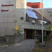 L'extérieur en béton de l'École Greenwood.