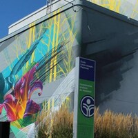 La façade de l'école secondaire.