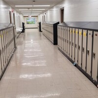 Un corridor du Pavillon élémentaire de l'École Monseigneur de Laval, à Regina, après le problème de tuyau ayant causé une inondation. (archives)