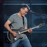 Eddie Van Halen joue de la guitare.