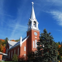 Une église vue de l'extérieur à l'automne.