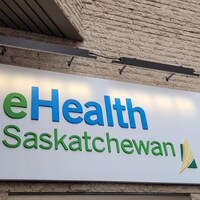 Une enseigne des bureaux de l'organisme de santé eHealth Saskatchewan dans le centre-ville de Regina.