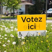 Une pancarte annonçant un bureau de vote plantée dans la pelouse