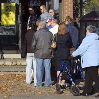 Une file d'électeurs devant un bureau de vote.