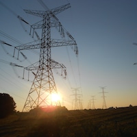 Les lignes de transmission qui vont de la centrale nucléaire de Bruce, sur le lac Huron, à Milton, en Ontario. 