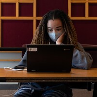 Une élève devant son ordinateur portable.