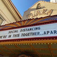 Une enseigne sur laquelle on peut lire « Distanciation sociale, nous sommes ensemble à distance », en anglais.