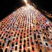 Une marée d'autos patientent dans la nuit en Chine à un péage.