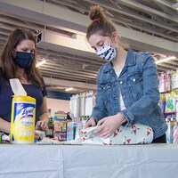 Émilie Tessier et sa mère emballent des cadeaux pour la collecte de jouet.