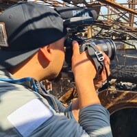 Il filme une scène de dévastation à Borodyanka.