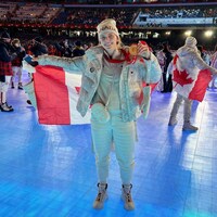 Emily Clark porte sa médaille d'or et tient un drapeau canadien lors de la cérémonie de clôture des Jeux olympiques de Beijing.
