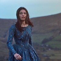 Une image du film Emily, montrant l'actrice principale dans un paysage anglais.