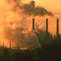 Des cheminées industrielles polluantes.