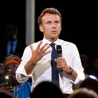 Emmanuel Macron prononce un discours en Afrique.