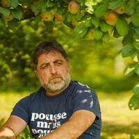 Fater Youssef a recréé son « petit paradis » dans un verger en Outaouais, loin de sa Syrie natale. 