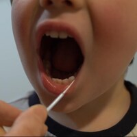 Un enfant effectue un dépistage de la COVID-19 à la maison.