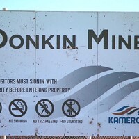 Enseigne sur la clôture entourant la mine Donkin.