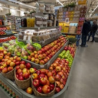 Un rayon de fruits et légumes dans un marché d'alimentation.