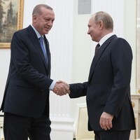 Le président russe Vladimir Poutine et le président turc Recep Tayyip Erdogan se serrent la main lors de leur rencontre au Kremlin, à Moscou, en Russie.