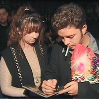 Eric Lapointe signe un autographe à une fan après un spectacle.