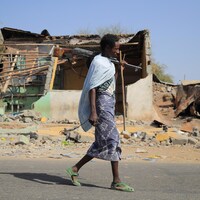 Un homme armé en Éthiopie.