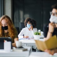 Des jeunes étudiants avec un masque.