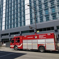 Des camions de pompiers stationnés devant un immeuble.