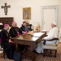 Des évêques canadiens s'entretiennent avec le pape François lors d'une rencontre privée au Vatican.