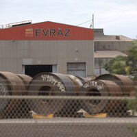 L'usine d'acier Evraz à Regina en été.