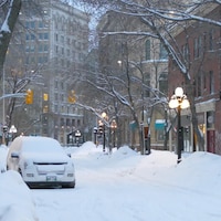 La neige dans le quartier de la Bourse au centre-ville de Winnipeg le 18 janvier 2022.