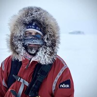 Guillaume Moreau en Arctique, le visage protégé du froid par un cache-cou gelé.