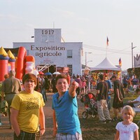 Plusieurs dizaines de personnes circulent sur le site d'un festival. 