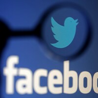 Les logos de Twitter et de Facebook