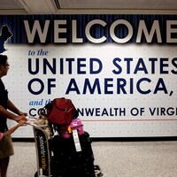 Une famille qui vient de passer les douanes à l'aéroport international de Washington-Dulles, situé à Dulles en Virginie.