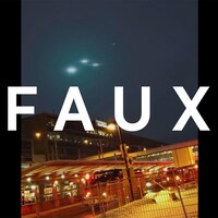 Des lumières survolent l'aéroport Montréal-Trudeau. Le mot FAUX est superposé sur l'image.