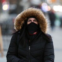 Une femme marche dans le quartier de Manhattan, à New York, qui est balayé par un froid extrême.