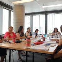 Un groupe de femmes autochtones autour d'une table de conférence à l'Université du Québec à Montréal.