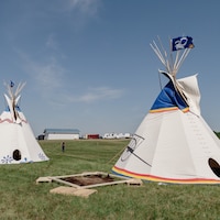 Deux tipis installés dans le cadre du festival Back to Batoche, en Saskatchewan, en juillet 2022.