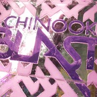Sculpture de glace dans laquelle le nom du festival Chinook Blast est inscrit. 