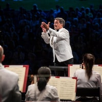 Jacques Lacombe en action sur la scène de l'Amphithéâtre Fernand-Lindsay.