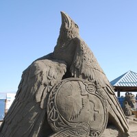 Sculpture de sable représentant un corbeau