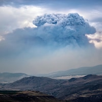 Un immense nuage causé par la fumée des feux de forêt plombe des vallées dans la région de l'Intérieur, en Colombie-Britannique.