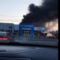Incendie derrière l'édifice du concessionnaire Chevrolet Toner.
